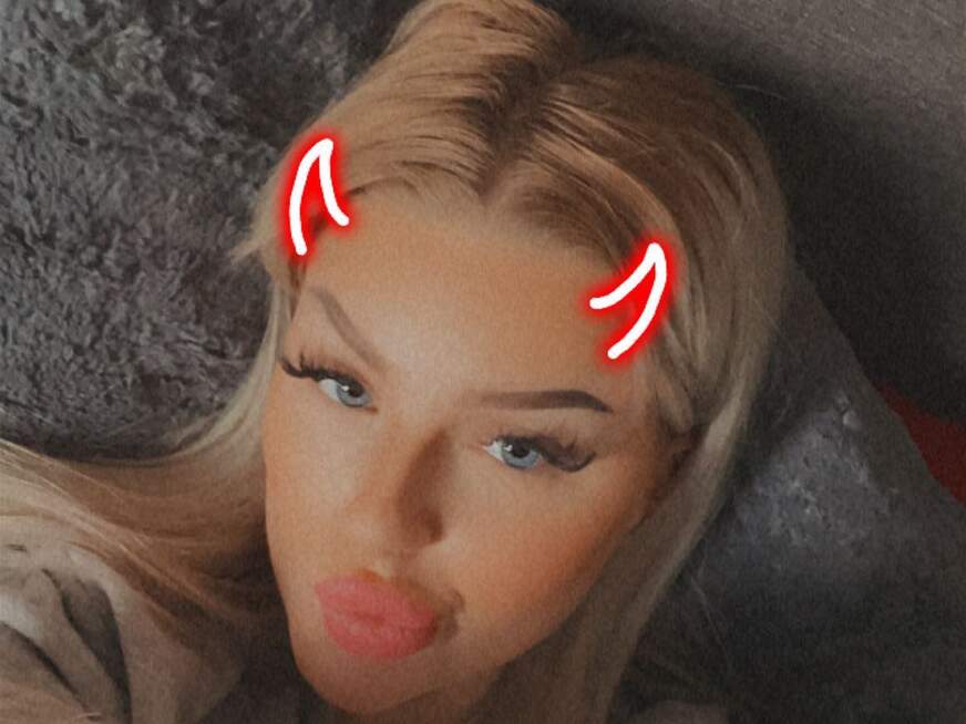 Lea-Rose Porno | Teen 18 Jahre - Lea mit Teufelshörnen Selfie mit Filtern