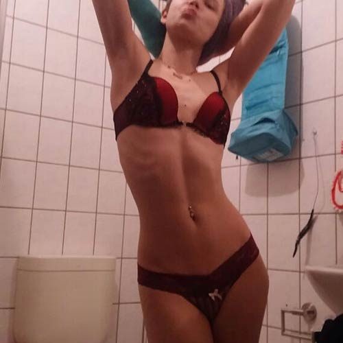 Lola-Lacita-18-Jahre-aus-Hamburg.-Sieht-aus-wie-15jahre-ist-aber-fast-20.-Skinny-Sexy-Teenie-Body.-Schulmädchen-Lächeln-kleine-titten-8